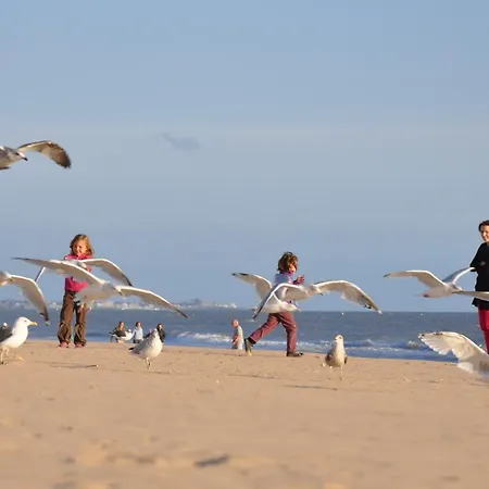 Casa de Férias Maison Familiale A Deux Pas De La Plage, Ideale Pour 6 Pers. Avec Terrasse A Jean De Monts - Fr-1-323-480